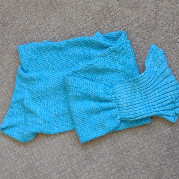 Knitted Mermaid Tail Blanket Turquoise - Picture 1 of 3